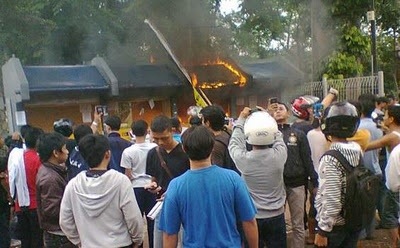 (Gambar) Kaunter Jualan Tiket Akhir Bola Sepak Sukan Sea Dibakar Penyokong Fanatik Indonesia