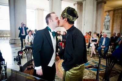 (GAMBAR) Ariff Alfian Gempar Kahwin Pasangan Gay di Dublin